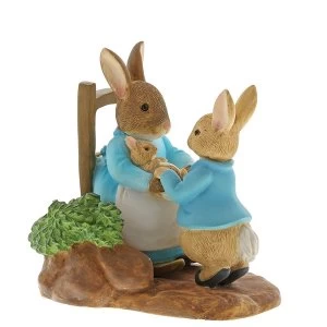At Home with Mummy (Peter Rabbit) Figurine