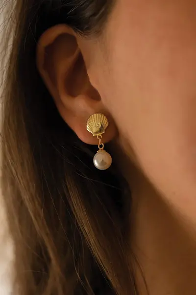 Elk & Bloom 18K Gold Shell Pearl Mermaid Stud Earrings Gold