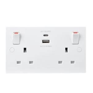 BG 13A White Plastic Double Socket with USB