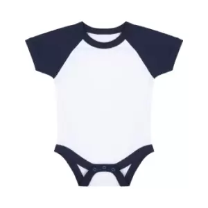 Larkwood Baby Boys/Girls Essential Short Sleeve Baseball Bodysuit (12-18 Months) (White/Navy)